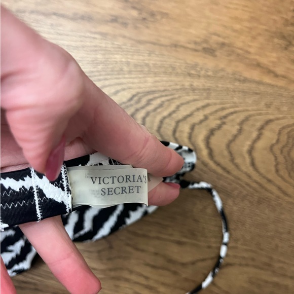 Victoria Secret Black and White Halter Bikini Top - Picture 4 of 5